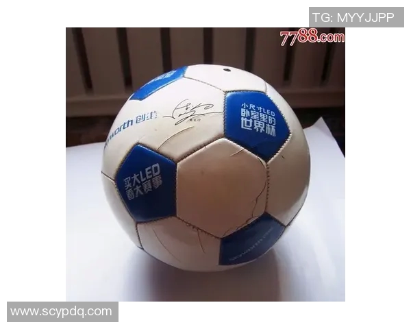 球星亲笔签名足球限量发售收藏价值与竞技精神完美结合